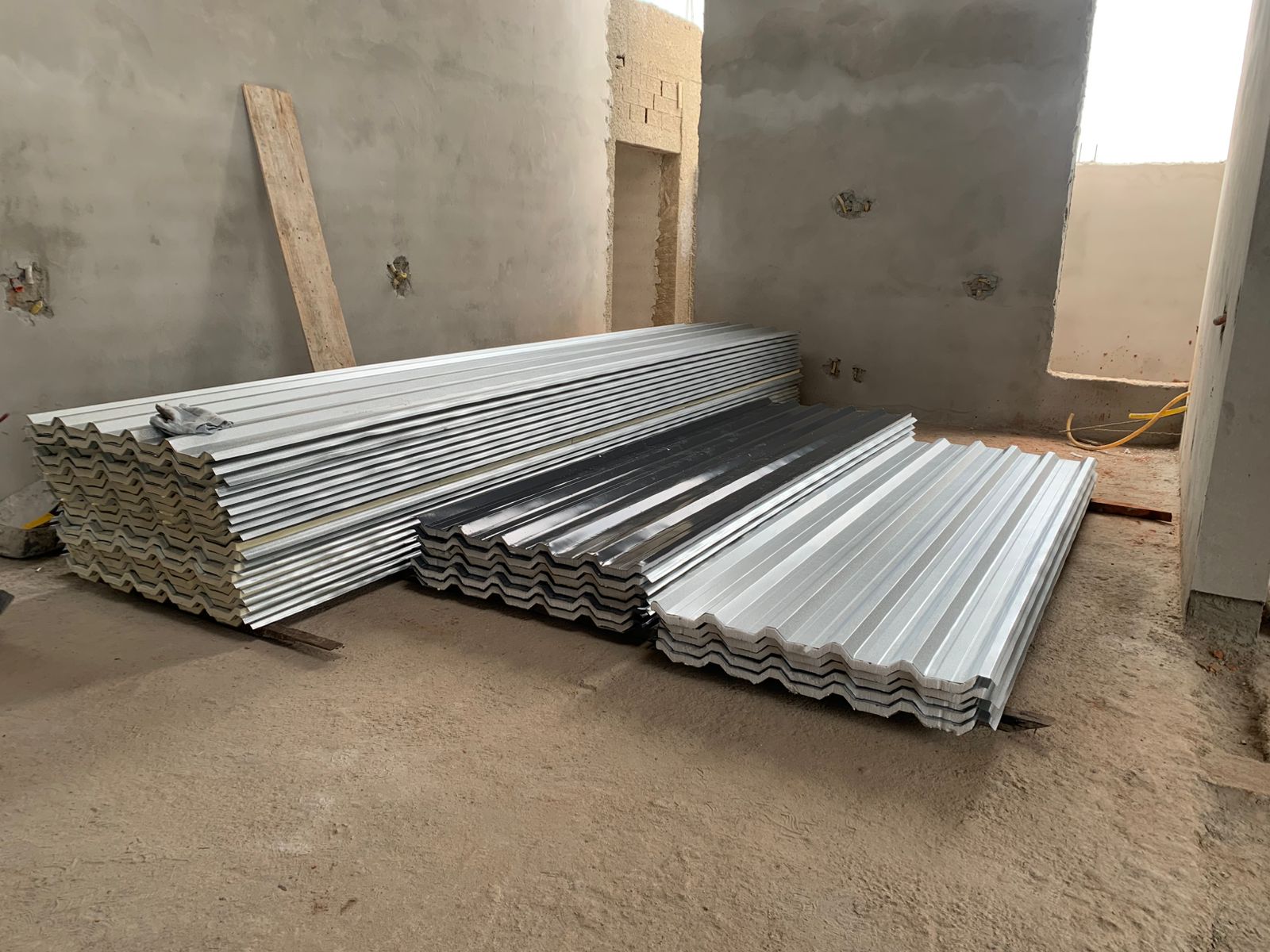 Obras com diferentes tipos de telhas Teto Aço